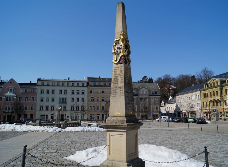 Marktplatz von Sebnitz mit Postmeilensäule. Die Seidenblumenstadt bietet Erholung pur.       Foto: pixabay