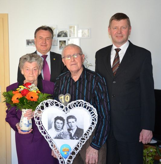 Lauchhammers Bürgermeister Roland Pohlenz (2.v.l.) sowie OSL-Landrat Siegurd Heinze (r.) zählten zu den Gratulanten des Jubelpaars Elisabeth (l.) und Stanislaus Pawlowski (2.v.r.). Foto: Landkreis OSL