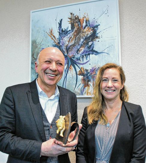 Marie Akerlund vor einem ihrer Bilder und Ararat Haydeyan mit Kleinskulptur ,,Heiße  Nummer“. Foto: Jürgen Weser