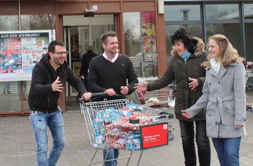 Bei der Spendenübergabe in der Rossmann-Filiale in Weißwasser (v.l.): Fr. Hanko (Leitung Rossmann-Filiale Weißwasser), Anna Zirps (Geschäftsführerin StattRand) und Marion Gründel (Assistentin der Geschäftsführung StattRand).  Foto: StattRand