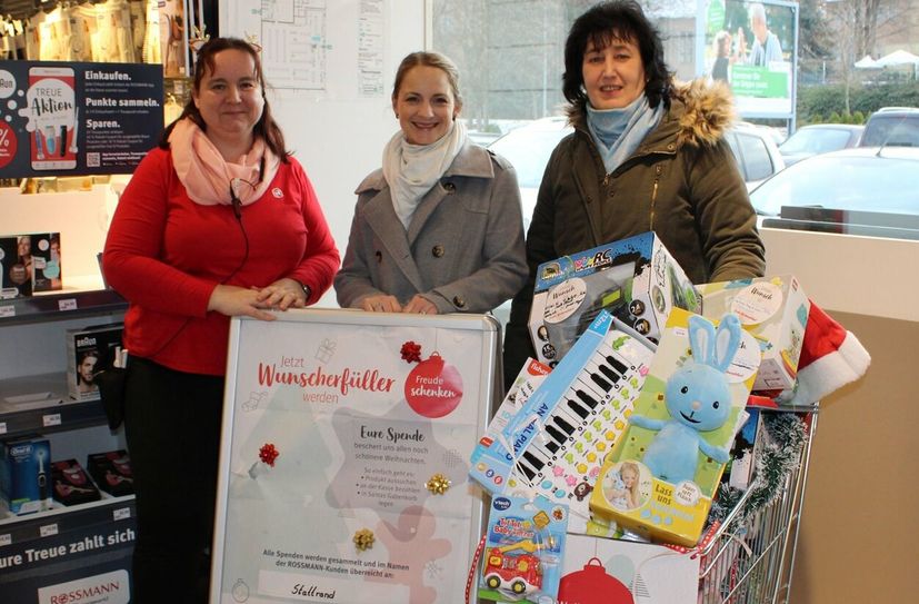 Bei der Spendenübergabe in der Rossmann-Filiale in Weißwasser (v.l.): Fr. Hanko (Leitung Rossmann-Filiale Weißwasser), Anna Zirps (Geschäftsführerin StattRand) und Marion Gründel (Assistentin der Geschäftsführung StattRand).  Foto: StattRand