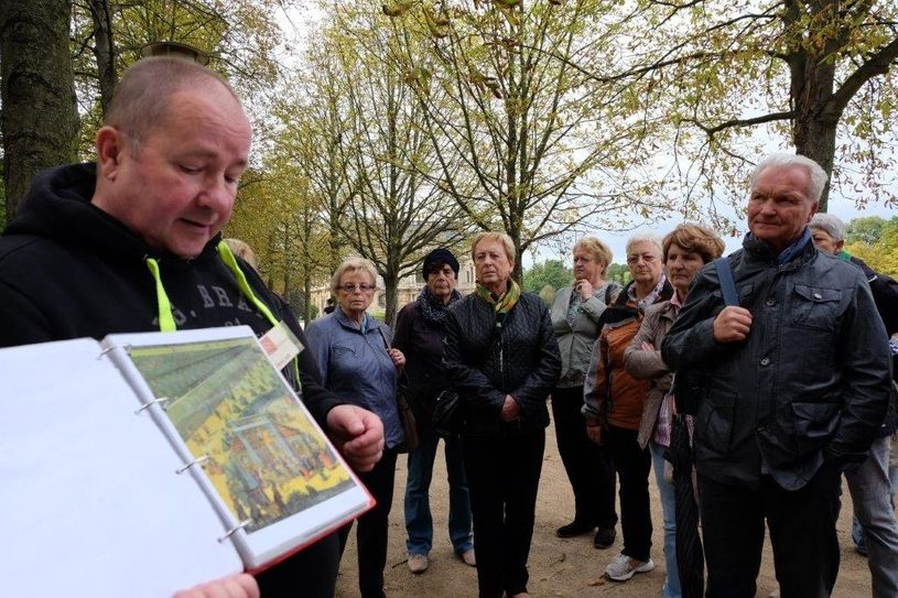 Auf Entdeckertour durch den Großen Garten gingen Hörerinnen und Hörer der Dresdner Seniorenakademie in der vergangenen Woche mit Karl Henry Jurk. Foto: Gudrun Buhrig