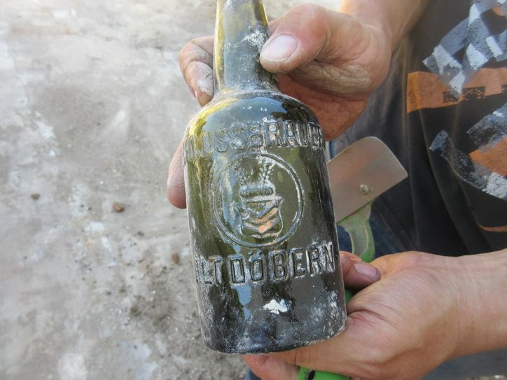 Fundstück: Flasche mit Aufschrift „Schlossbrauerei Altdöbern“. Foto: WIS Wohnungsbaugesellschaft im Spreewald mbH
