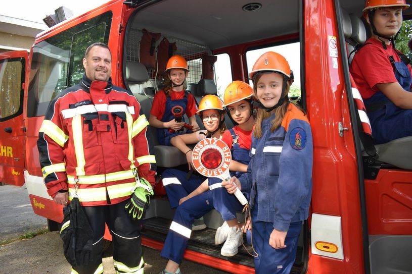 Jugendwehrleiter der Freiwilligen Feuerwehr in Luppa, Axel Müller, mit seinen Schützlingen, die - wie zahlreiche Gewinnerurkunden zeigen - ihr sportliches Talent bei Wettkämpfen unter Beweis stellen. Die kleine Ortswehr leistet eine sehr gute Arbeit im Nachwuchsbereich. Foto: Sandro Paufler