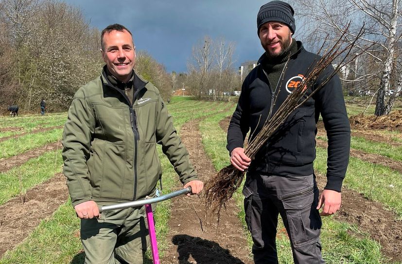 Initiator Michael Schöbel (re.) und Christian Steinke von der Stiftung Wald für Sachsen (li.) bei der Pflanzaktion.