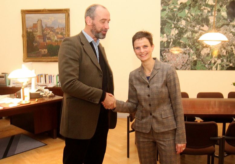 Oberbürgermeister Alexander Ahrens begrüßt die neue Baubürgermeisterin Juliane Naumann an ihrem ersten Arbeitstag im Bautzener Rathaus. Foto: Stadtverwaltung