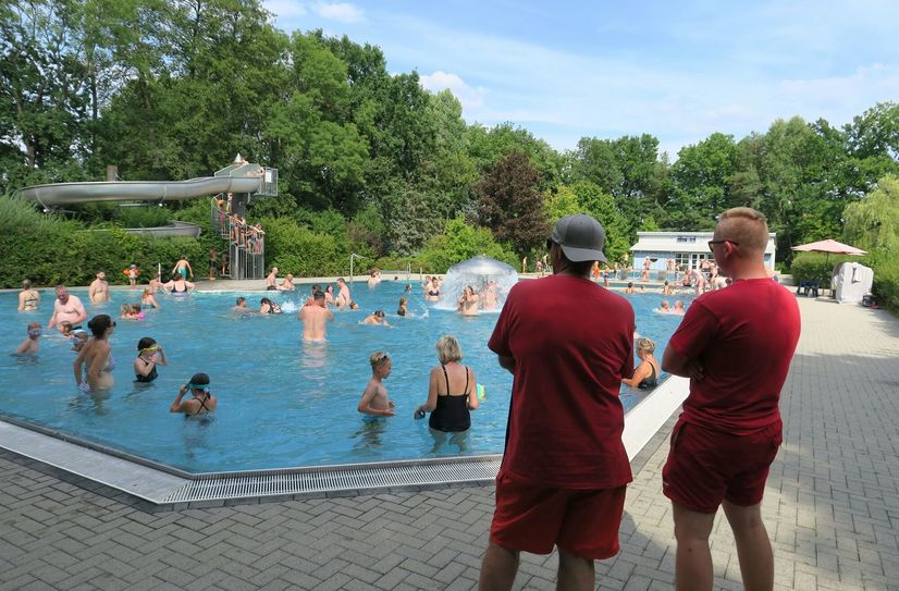 So gut besucht wie am 4. August war das Erlebnisbad häufig in dieser Saison. Für die Rettungsschwimmer in Rot bedeutete dies einiges an Arbeit. Zu ernsthaften Unfällen ist es dank deren Arbeit nicht gekommen.
