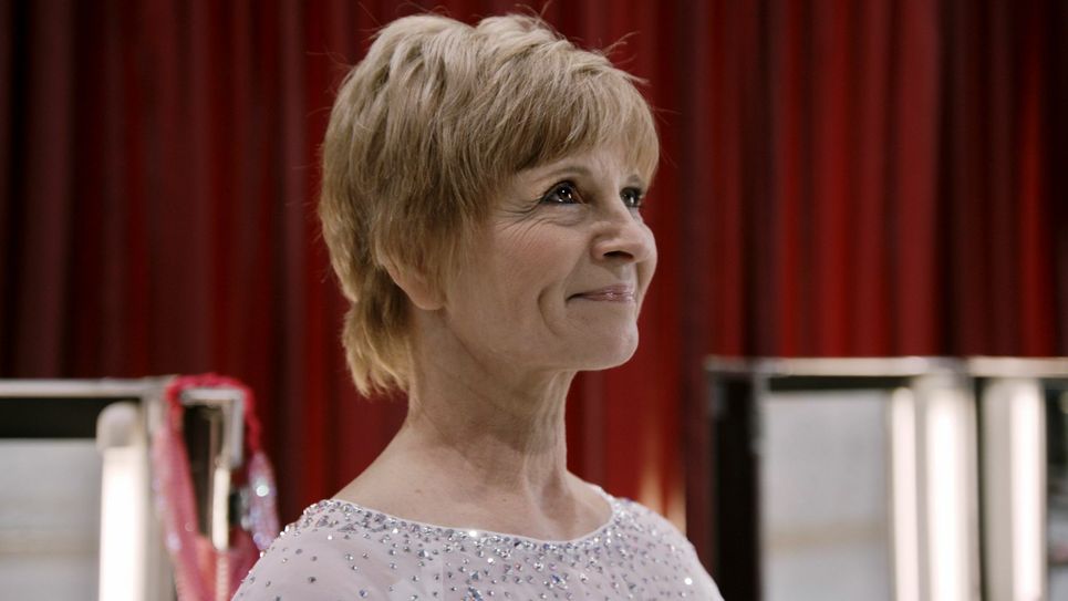 Eiskunstlauf-Weltmeisterin Christine Stüber-Errath spielt in „Die Anfängerin“ sich selbst. Foto: Flare Film/Kolja Raschke