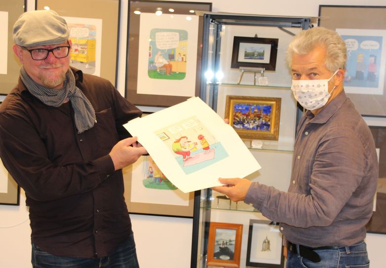 Mario Süßenguth (li.) und Dr. Peter Ufer mit der Sieger-Karikatur Fotos: Pönisch