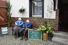 Die Strohpuppen weisen darauf hin: In Schwarzkollm wird in Kürze wieder gefeiert.