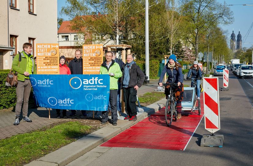 Seit zwei Jahren warten die Radfahrer auf einen markierten Radfahrstreifen auf der Reicker Straße. Da sorgte jetzt für Protest.