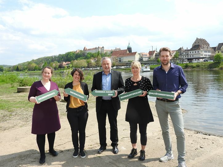 Sie stehen für die Vernetzung im neuen Tourismusleitbild (v.l.n.r.): Juliane Gatomski (Robert-Sterl-Haus), Nachhaltigkeitsmanagerin Luisa Adlkofer, Landrat Michael Geisler, Ulrike Roth (Landschaf(f)t Zukunft e.V.) und Kai Reiße (Berghotel Bastei).