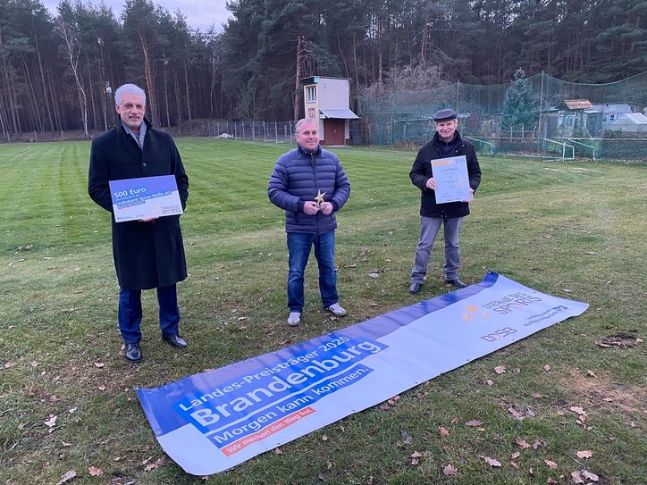 Frank Baerm Vorstand der Volksbank Spree-Neiße eG, mit Reinhard Herrmann und Jochen Werchen vom SG Bademeusel e.V. bei der Preisübergabe. Foto: pm