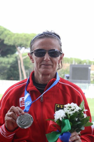 Martina Willing holte bei der Leichtathletik-EM der Menschen mit Behinderung drei Medaillen: Speerwurf (Gold), Kugelstoßen (Silber), Diskus (Bronze). Foto: Jörg Frischmann