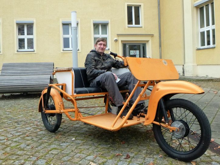 Das mit einem Elektroantrieb versehene Fahrzeug DUO ist zurück auf dem BTU-Campus Senftenberg. Darüber freut sich auch der Bachelorstudent des Maschinenbaus und IURS-Stipendiat Michael Klärner. Foto: Robert Schneider