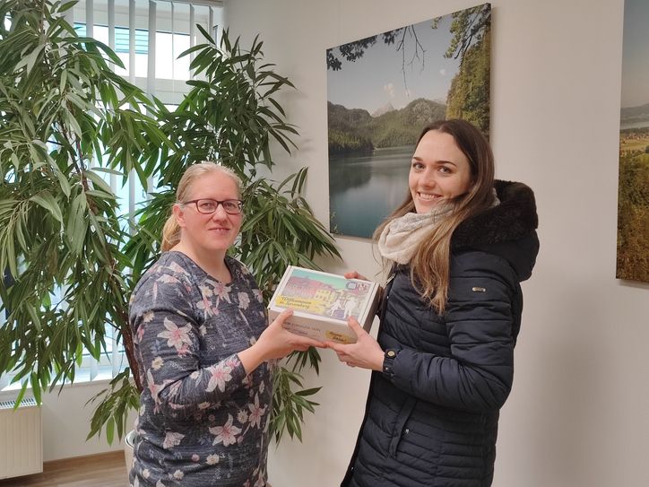 Anja Guhlan (li.) als Projektkoordinatorin der Rückkehr- und Zuzugsinitiative »Heeme fehlste« hat die Zuzüglerin Oksana Jeda (29) mit einer der ersten Willkommensboxen in Spremberg willkommen geheißen.
