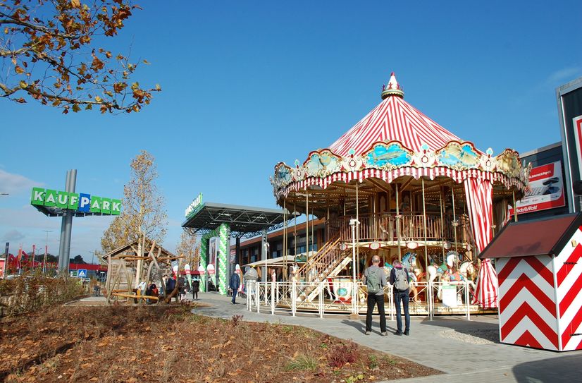 Kinderspielbereich mit großem historischen Karussell.