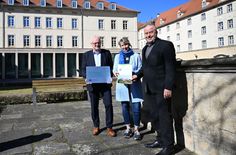 Landrat Michael Geisler (re.) übergab am 19. März den Förderbescheid an die Geschäftsführerin Landschaf(f)t Zukunft e.V., Ulrike Roth, und den Vereins- und LAG-Vorsitzenden Uwe Steglich.