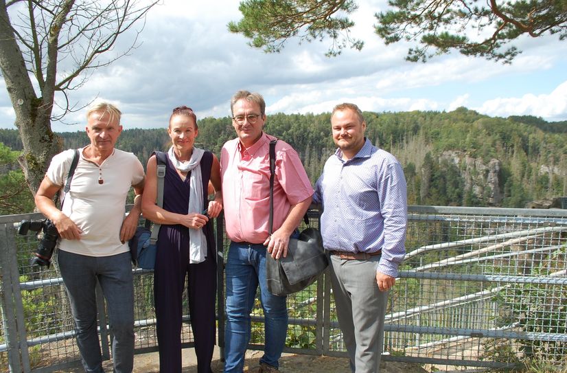 Möglicher Startpunkt der Hängebrücke mit Initiatoren und Unterstützern (v.l.): Thomas Türpe, Hanka Owsian, Günter Eberhardt und Alexander Nassal.