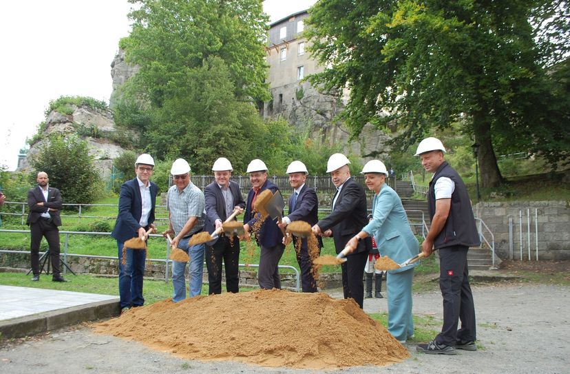 Erster Spatenstich auf Burg Hohnstein (v.l.): Marco Hereth (STEG), Thomas Vetter (ARGE Burg Hohnstein), Fabian Funke (MdB, SPD), Daniel Brade (Bürgermeister), Michael Kretschmer (Ministerpräsident), Michael Geisler (Landrat), Ines Kummer (MdL, Grüne) und Andreas Graf (G.R.G. Bausanierung).