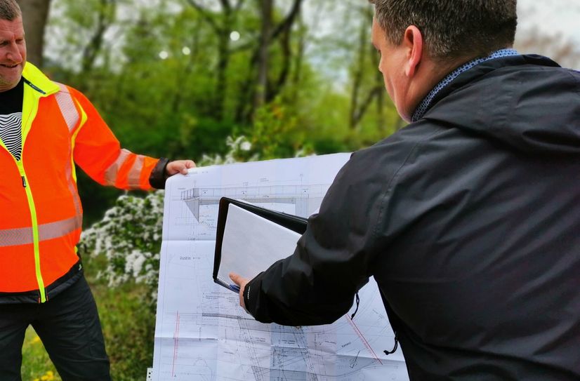 Bei einem Vor-Ort-Termin erklärten Mitarbeiter der LISt GmbH aktuelle Planungsdetails zur sanierungsbedürftigen Brücke.