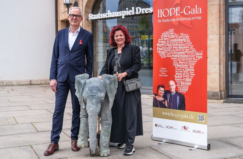 Initiatorin Viola Klein und Joachim Klement, Intendant des Schauspielhauses, mit dem Elefantenbaby für die Bühnendekoration.
