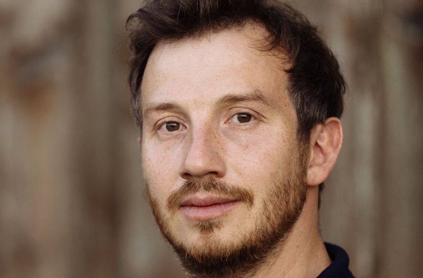 Henning Kreitel (42) ist in Bad Berka aufgewachsen und wohnt in Berlin. Er ist gelernter Bankkaufmann, studierter Fotograf und Autor. "Barthels erster Fall" ist auch sein Krimi-Debüt.