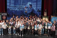 Die 63 Junggesellen aus den Gewerken Kfz, Elektrotechnik sowie Sanitär-Heizung-Klimatechnik im Theater Meißen nach der Übergabe der Gesellenbriefe. Foto: Matthias Kost
