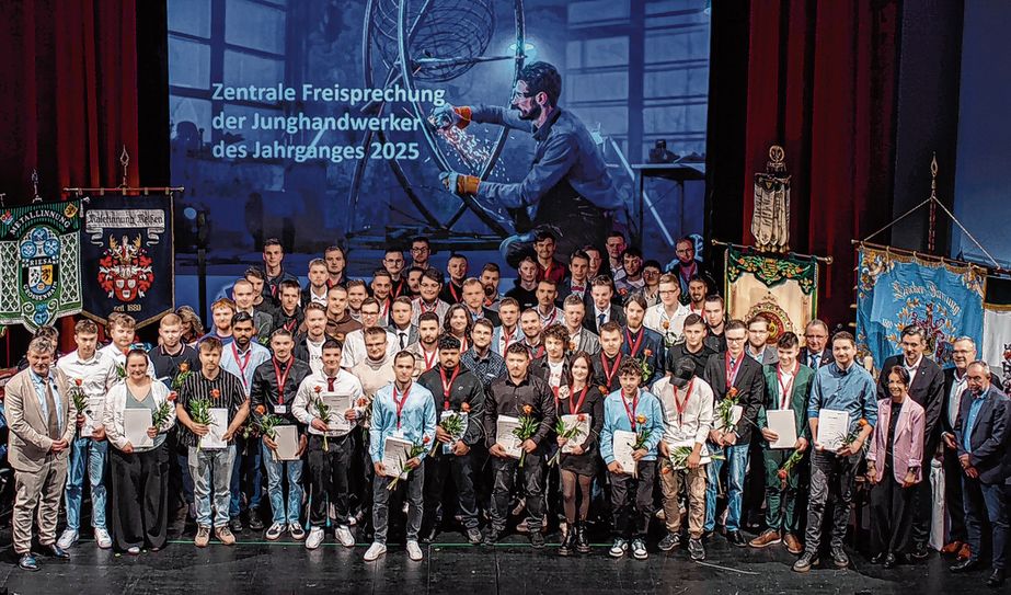 Die 63 Junggesellen aus den Gewerken Kfz, Elektrotechnik sowie Sanitär-Heizung-Klimatechnik im Theater Meißen nach der Übergabe der Gesellenbriefe. Foto: Matthias Kost