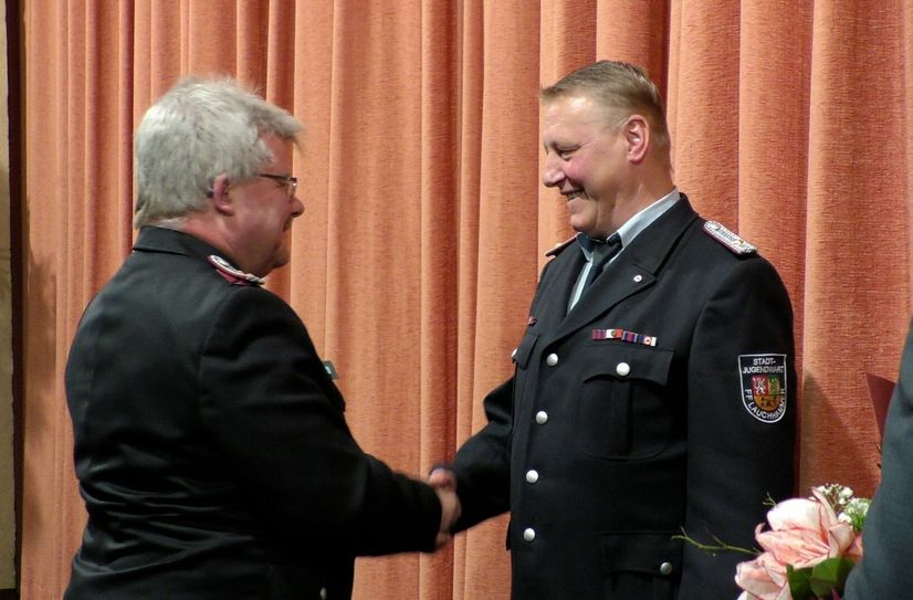Gerd Paulo (r.) bekam von Fred Hagen Karzenburg die Ehrennadel der Deutschen Jugendfeuerwehr in Silber verliehen.