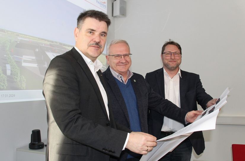 Yados-Prokurist Olaf Besser, Geschäftsführer Frank Stiehler und Oberbürgermeister Torsten Ruban-Zeh schauen sich gemeinsam die Pläne des Unternehmens auf dem Papier an.