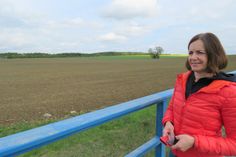 Vera Winkler von der Bürgerinitiative vor dem Gelände an der Stolpener Straße, dass zum Gewerbegebiet werden soll.Foto: Matthias Stark