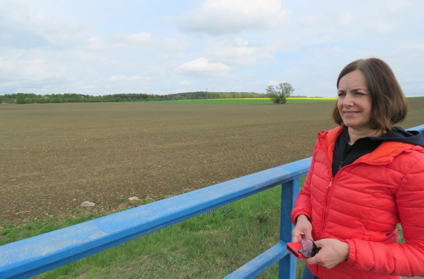 Vera Winkler von der Bürgerinitiative vor dem Gelände an der Stolpener Straße, dass zum Gewerbegebiet werden soll.Foto: Matthias Stark