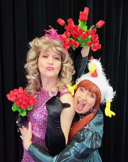 Eine Revue mit Comedy und Travestie ist im Theater Bunte Bühne Lübbenau zu sehen.