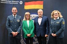 Lars Werthmann (Ortsbeauftragter des THW), Andrea Dombois (Vizepräsidentin der THW Helfervereinigung a.D.), Landrat Michael Geisler und Janine Stock (THW-Landesbeauftragte für Sachsen und Thüringen, v.l.n.r.).