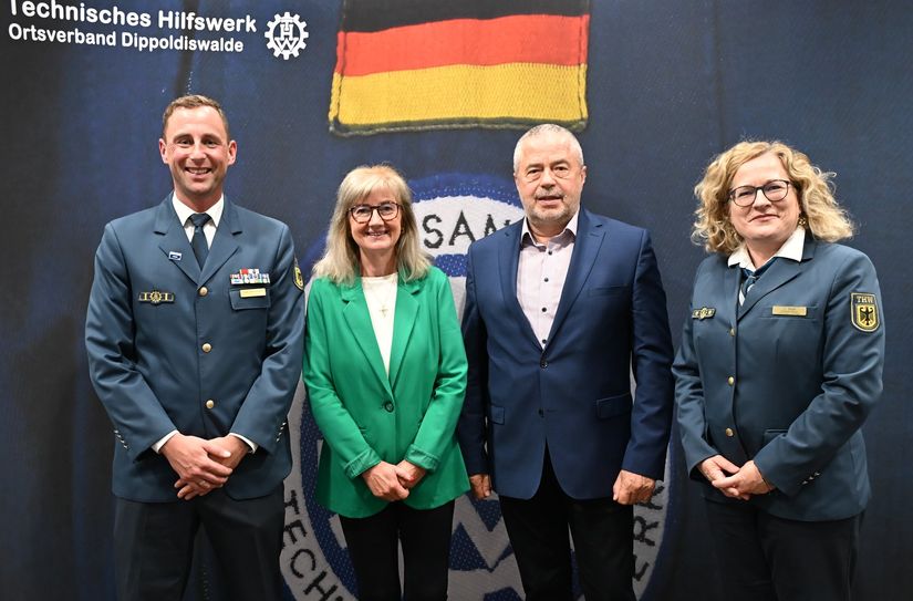 Lars Werthmann (Ortsbeauftragter des THW), Andrea Dombois (Vizepräsidentin der THW Helfervereinigung a.D.), Landrat Michael Geisler und Janine Stock (THW-Landesbeauftragte für Sachsen und Thüringen, v.l.n.r.).