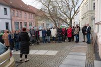 Zahlreiche Gäste versammelten sich vor dem Haupthaus des Landratsamtes in der Schliebener Straße in Herzberg. Darunter der Erste Beigeordnete des Landkreises, Roland Neumann (r.) und der Dezernent für Recht, Ordnung, Gesundheit und Landwirtschaft, Dirk Gebhard (2.v.r.).