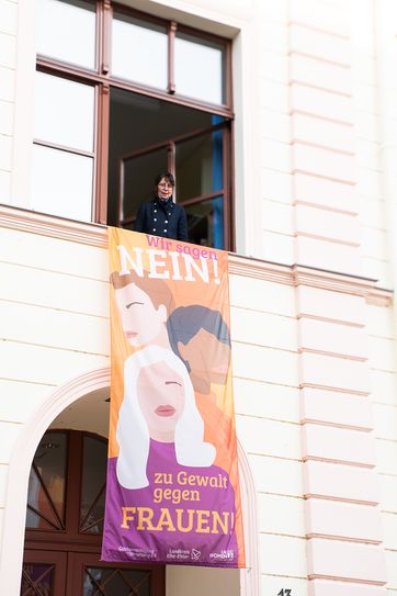 Anja Miersch, Dezernentin für Bildung, Jugend und Soziales hisste die Flagge zum Aktionstag.