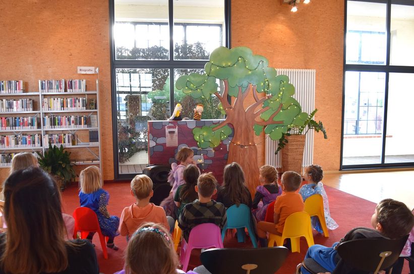 Gebannt verfolgen die Kleinen das Puppentheater in der Stadtbibliothek.