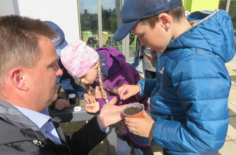 Vorstand Markus Kunze mit den Teilnehmern des Salbei-Projekts.
