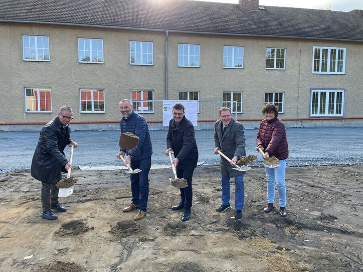 Am 16. Oktober erfolgte auf dem Baruther Schulstandort der obligatorische Spatenstich. Dazu nahmen der Architekt Stephan Hänel, CDU-Landtagsabgeordnete Marko Schiemann, Beigeordneter des Lankreises Bautzen,Jörg Szewczyk, der Bürgermeister Matthias Seidel und die Schulleiterin Martina Barsch (v.l.) den Spaten in die Hand.