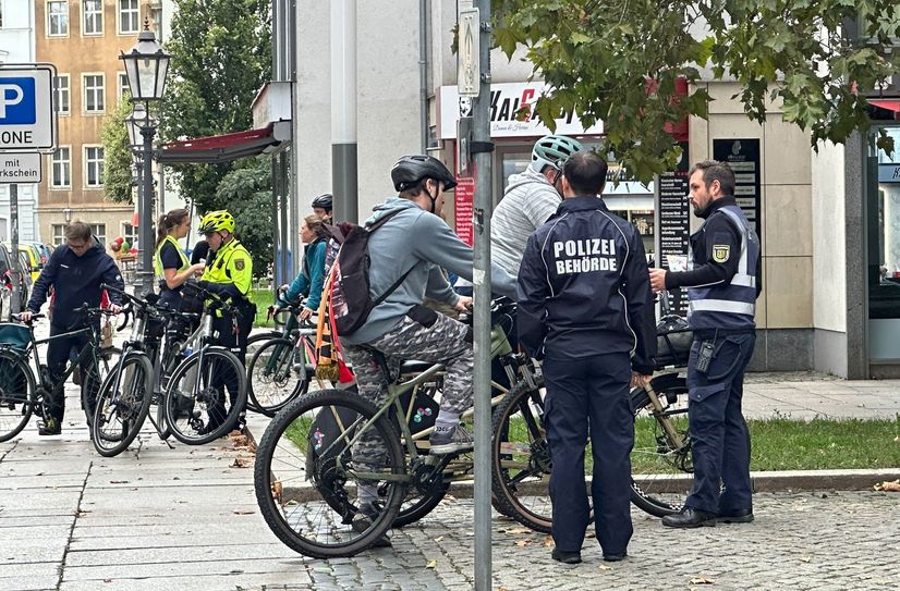Ordnungsamt und Polizei versuchen mit Radfahrern ins Gespräch zu kommen.