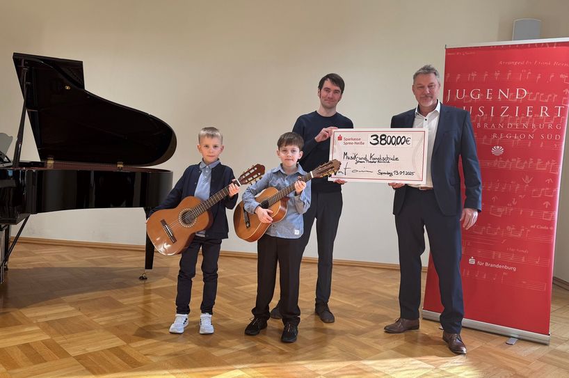 Ilja Hahn und Friedrich Branzke aus Spremberg (Teilnehmer beim Regionalwettbewerb im Gitarren-Duo), Christoph Kleo (Leiter der Musik- und Kunstschule des Landkreis Spree-Neiße) und Thomas Schmitt (Direktor der Direktion Spremberg der Sparkasse Spree-Neiße)