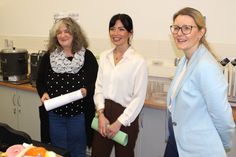 Die Landtagsabgeordnete Elaine Jentsch (m.) macht sich zusammen mit Dr. Daniela Pscheida-Überreiter (r.) vom Katholischen Büro ein Bild von der Arbeit in der Werkstatt für Behinderte in Panschwitz-Kuckau. Werkstattleiterin Karin Ziesch (l.) zeigt ihnen die Einrichtung.