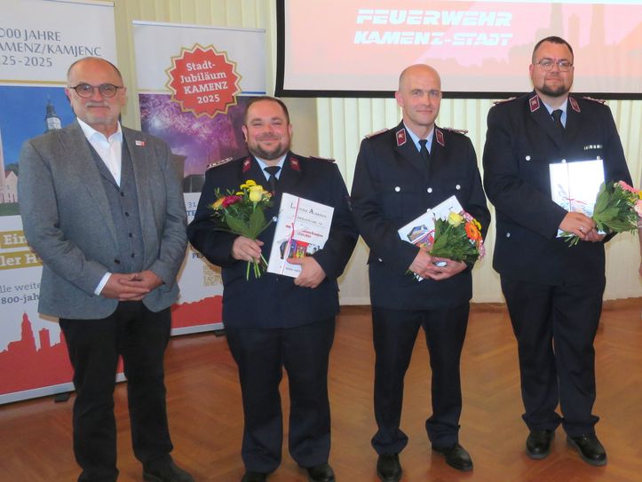 Dem Wehrleiter Steffen Geisendorf, seinem Stellvertreter Maik Schwarz und dem Jugendwart Stephan Zahour wurde von Oberbürgermeister Roland Dantz für die geleistete Tätigkeit im Ehrenamt gedankt. (v.r.n.l.).