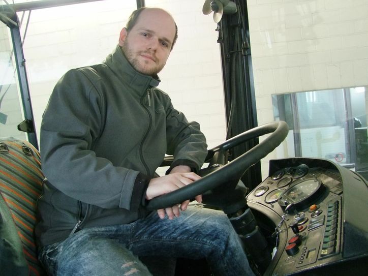 René Boinski am Steuer seines Oldtimerbusses. Foto: Rainer Könen