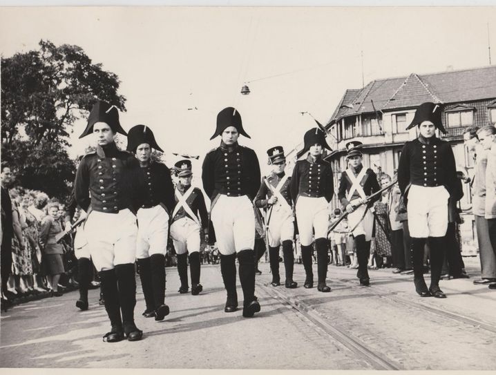 Festumzug 1956, gefangene französische Soldaten in den Befreiungskriegen auf der Bahnhofsbrücke, Foto: Erich Schutt