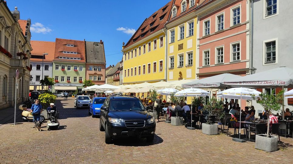 Autos drängen sich über den Marktplatz von Pirna. Dabei könnte ein verkehrsfreier Platz die Aufenthaltsqualität deutlich erhöhen. Foto: A. Liebscher/Archiv