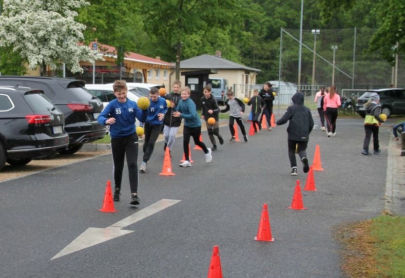 So sah das Training beim SSV Stahl Rietschen im Mai aus. Coronabedingt durfte nur draußen Trainiert werden. Außerdem galt: Lein Kontaktsport, maximal 20 Personen und der Übungsleiter musste eine Negativtest vorweisen können. Foto: René Gottschling