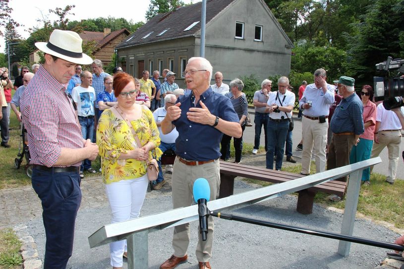 Kostebraus Ortsvorsteher Dr. Hubert Lerche (vo.re.) erklärt Manuela von Schroedel-Siemau (vo. Mitte) als Vertreterin der Stadt Lauchhammer und den Landtagsabgeordneten Ingo Senftleben (vo.li.) den »Pfad der Historie«. Hier befinden sie sich an den Metalltafeln auf der ersten von insgesamt fünf Pfad-Inseln. Die Tafeln enthalten hier Informationen zur Ortschronik und zu den Einwohnerzahlen.